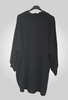 chemise oversize noire à boutons. La coupe est très ample et décontractée, dans une matière fluide - Les pépites de Christelle