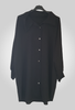 chemise oversize noire à boutons. La coupe est très ample et décontractée, dans une matière fluide - Les pépites de Christelle