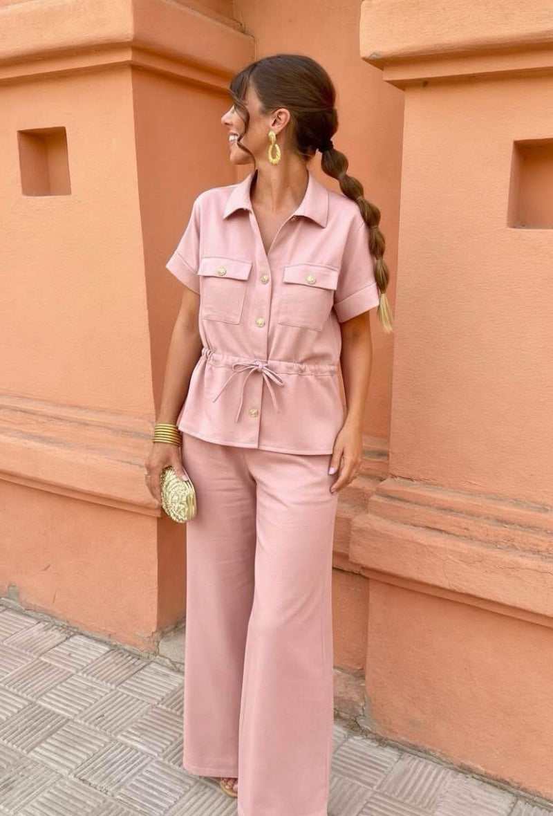 Ensemble élégant top boutonné et pantalon fluide