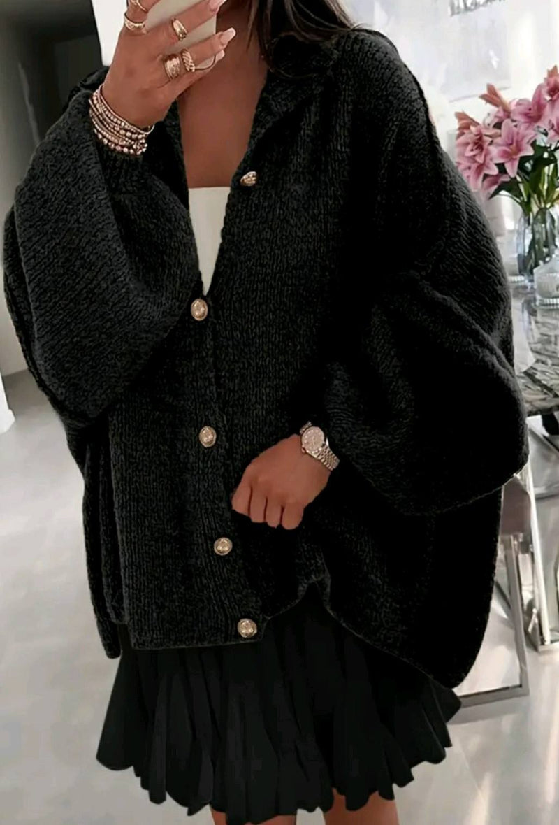 gilet cardigan noir à col rond, mettant en avant les boutons élégants et la maille douce. - Les pépites de Christelle.