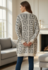 gilet long en maille crème avec un motif de carrés géométriques. La coupe est fluide et ample - Les pépites de Christelle