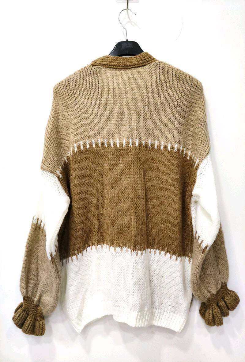 gilet élégant de couleur ocre avec col en V, mettant en valeur les boutons et la texture douce du tissu. - Les pépites de Christelle.