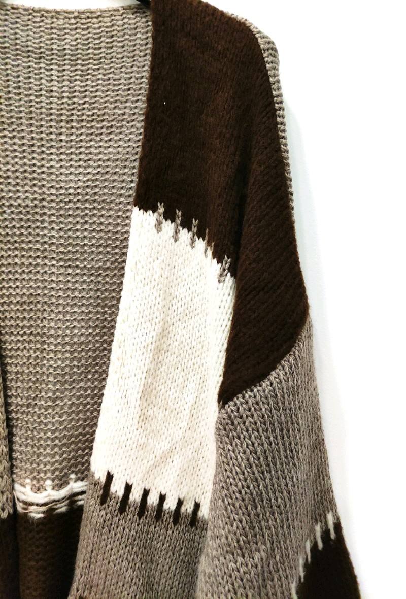 gilet ouvert à manches longues disponible en ocre, mettant en avant la matière épaisse et très douce. - Les pépites de Christelle.