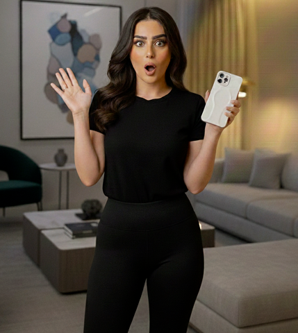 Femme avec legging noir contente des nouveautés | Les pépites de Christelle