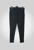 pantalon noir stretch, mettant en avant le détail des deux boutons de fermeture et le motif décoratif placé juste en dessous. - Les pépites de Christelle.