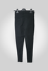 pantalon noir avec une coupe ajustée, montrant la fermeture classique par bouton et braguette, et la matière stretch confortable. - Les pépites de Christelle.