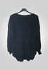 pull noir avec un col V, mettant en avant la fluidité du tissu et l'aspect confortable - Les pépites de Christelle.