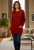 Mannequin portant un pull de luxe en mélange de cachemire et soie, dans une couleur vive rouge,,mettant en avant la maille fine et les deux poches plaquées sur le devant. - Les pépites de Christelle.