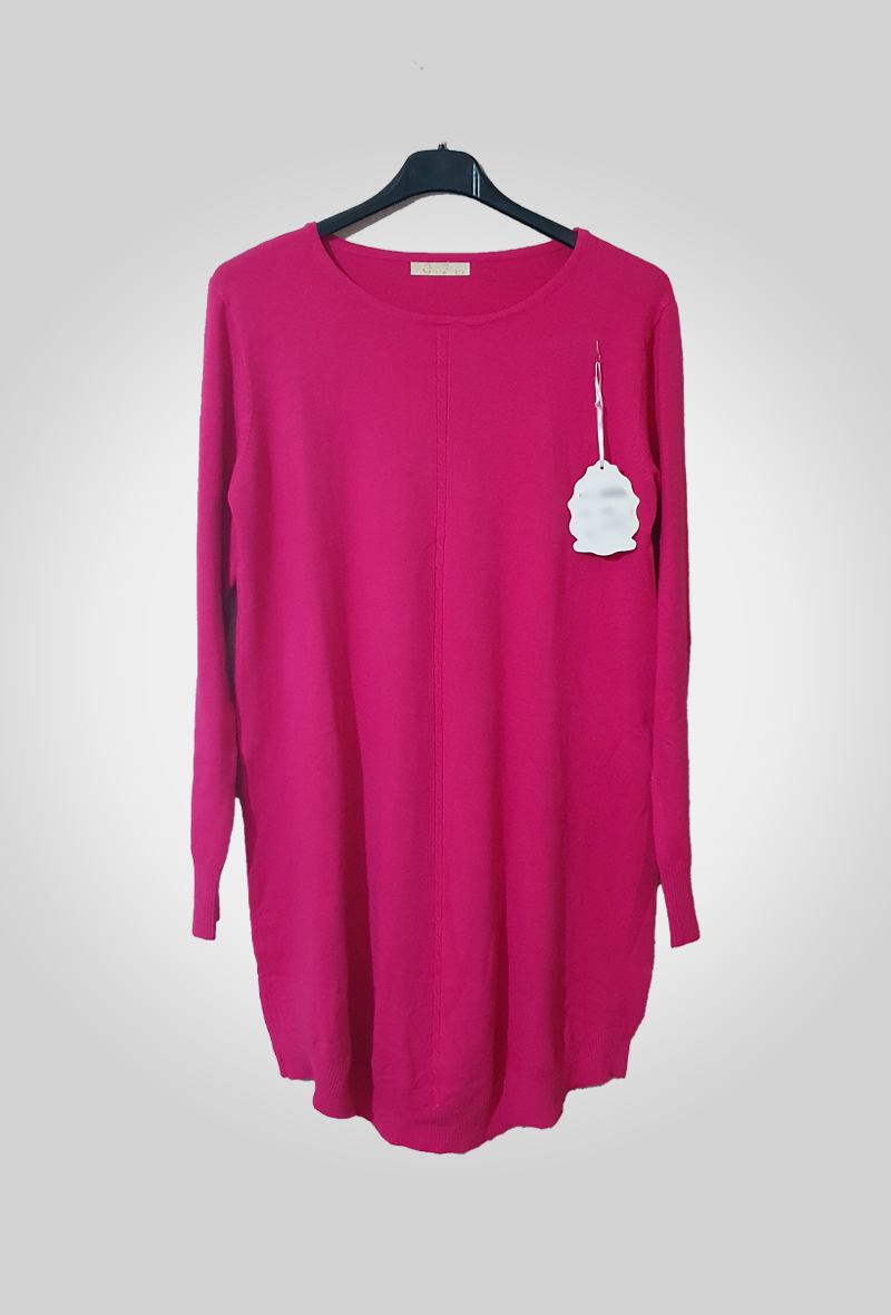 robe pull de luxe en mélange de cachemire et soie, dans une couleur vive fushia, avec une bande fine décorative verticale sur le devant. - Les pépites de Christelle.