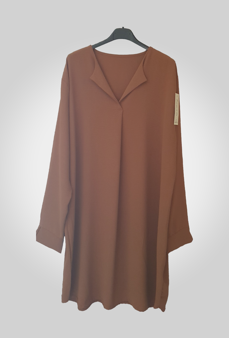 Robe tunique de couleur camel présente un col qui reste ouvert - Les pépites de Christelle