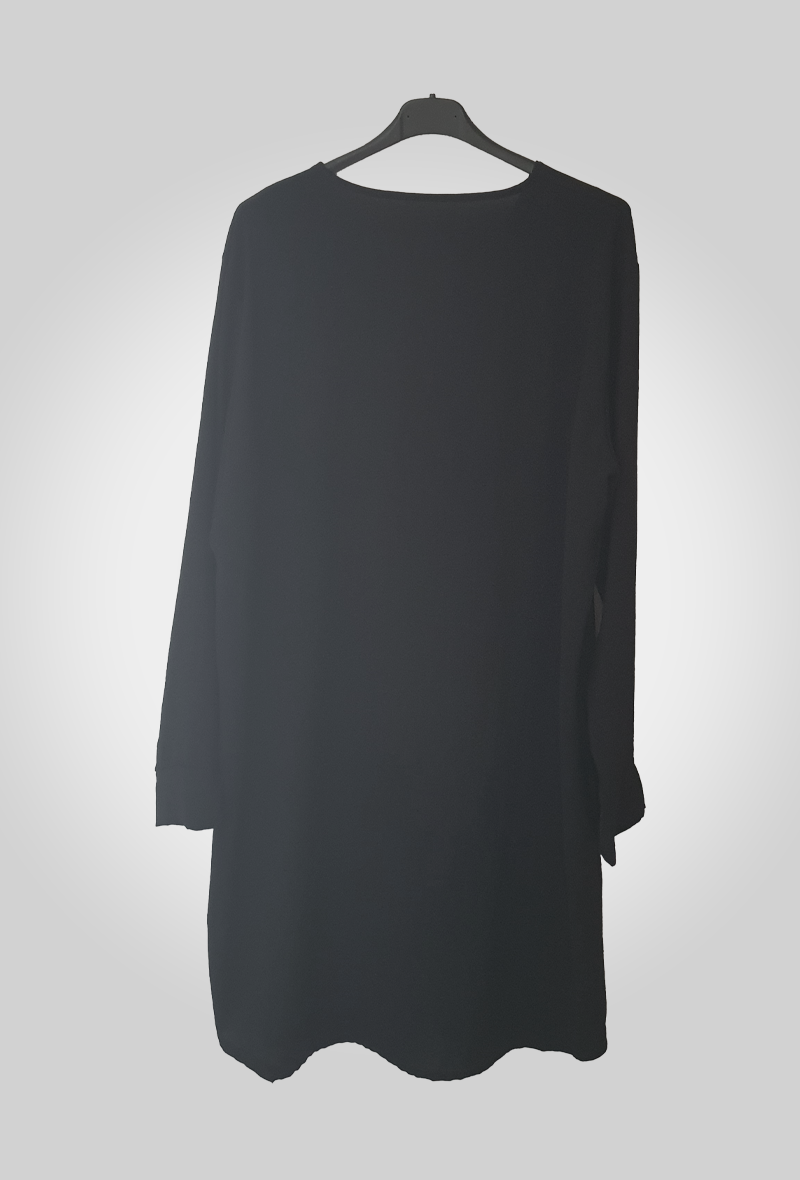 Robe tunique de couleur noir présente un col qui reste ouvert - Les pépites de Christelle