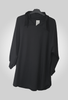robe tunique noire unie. La coupe est simple, ample et fluide, tombant au-dessus du genou - Les pépites de Christelle