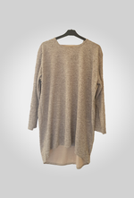 La robe est ornée de perles argentées autour du col ou de l'encolure - Les pépites de Christelle