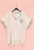 T-shirt de couleur beige avec son col en V 
Les pépites de Christelle