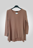  tunique col rond de couleur neutre (beige) avec une coupe longue et fluide, mettant en valeur le mélange de laine pour un confort élégant. - Les pépites de Christelle.