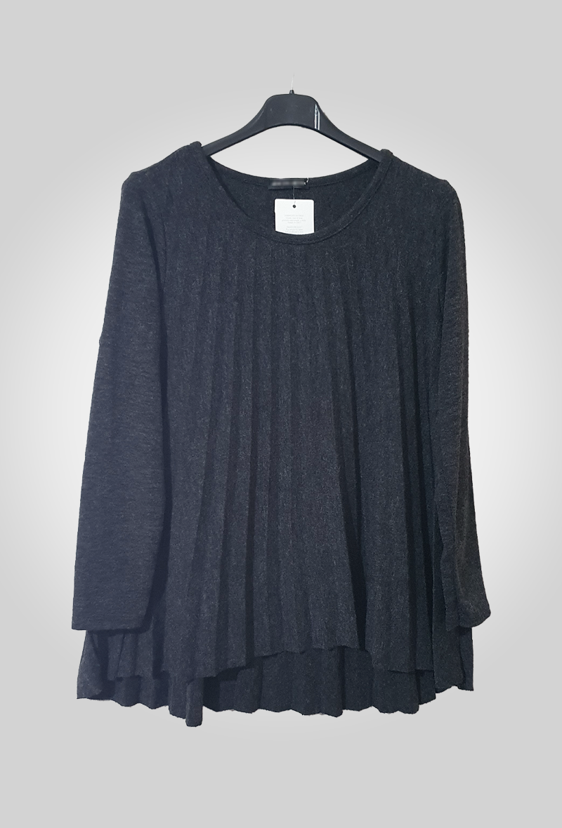 tunique col rond de couleur neutre noire avec une coupe longue et fluide, mettant en valeur le mélange de laine pour un confort élégant. - Les pépites de Christelle.