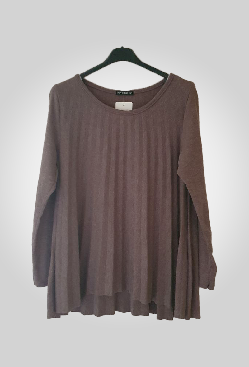 tunique col rond de couleur neutre taupe avec une coupe longue et fluide, mettant en valeur le mélange de laine pour un confort élégant. - Les pépites de Christelle.
