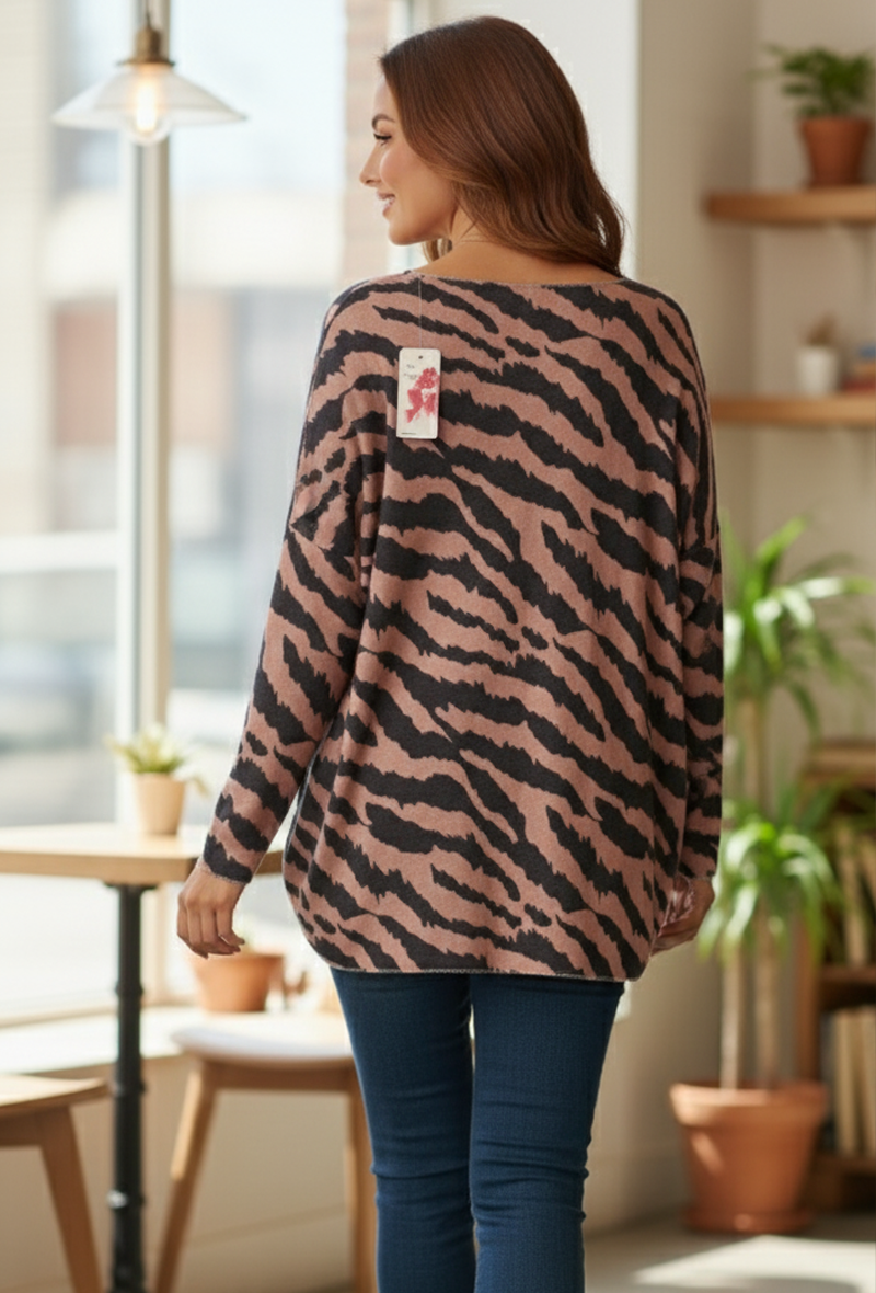 Photo d'une femme portant une tunique ample à motif zébré de couleur camel et noir. La coupe est décontractée et fluide - Les pépites de Christelle