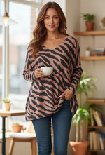 Photo d'une femme portant une tunique ample à motif zébré de couleur camel et noir. La coupe est décontractée et fluide - Les pépites de Christelle